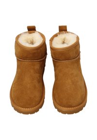 Bruine suède enkellaarsjes met een zachte nepbont voering. Heeft een afgeronde neus, gestikte accenten en een aantreklus voor gemakkelijk aan- en uittrekken.