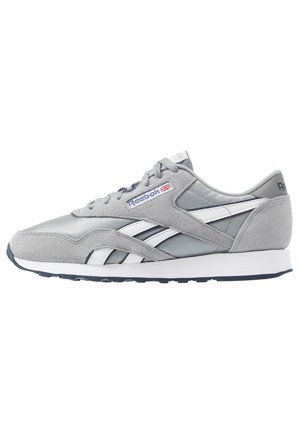 Šedé a bílé tenisky Reebok z semišového a síťovaného materiálu, se šňůrkami a malou vlajkou Union Jack na boční logové ploše.