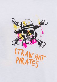 Hvit skjorte med et svart og gult hodeskalle iført en stråhatt, krysset ben, og fargerike sprut; teksten sier "STRAW HAT PIRATES" i oransje.