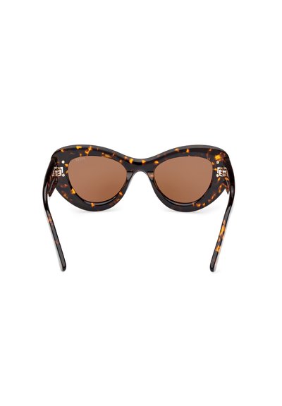Gafas de sol tipo gato en patrón carey, con lentes marrones, montura de plástico suave y brazos delgados y alargados con sutiles acentos.