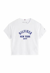 T-shirt bianca in cotone con design cropped. Presenta un testo ricamato blu: "HILFIGER NEW YORK CITY." Maniche corte e colletto rotondo.