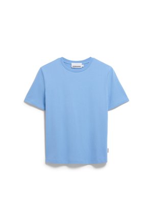 Helles blaues Baumwoll-T-Shirt mit kurzen Ärmeln, Rundhalsausschnitt und einem kleinen Etikett an der Seite; glatte Textur und minimalistisches Design.