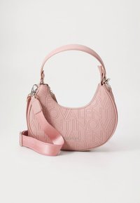 Ροζ δερμάτινη τσάντα ώμου με ανάγλυφο λογότυπο "Valentino", καμπυλωτό σχήμα, αποσπώμενο λουράκι και λείο υλικό. Ασημί μεταλλικά διακοσμητικά.