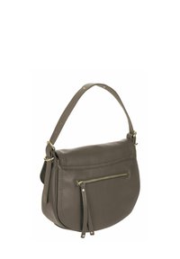 Sac à main en cuir brun avec une forme incurvée, une fermeture à rabat, une poche zippée à l'avant et une courte bandoulière. Doté de quincaillerie dorée.