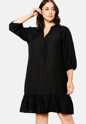 Schwarzes knielanges Kleid mit V-Ausschnitt und dreiviertellangen Puffärmeln. Hat einen fließenden Saum und eine glatte Textur.