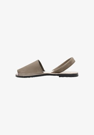 Sandalia plana marrón con puntera abierta, parte frontal cerrada, parte trasera abierta y correa tipo slingback, mostrada sobre un fondo blanco.