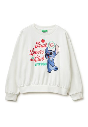Witte sweater met lange mouwen met Stitch-cartoon, rode tekst "Fruit Lovers Club", groene tekst "Stitch" en afbeeldingen van appel en kersen.
