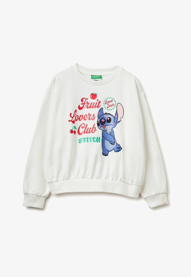 Sweat-shirt blanc à manches longues avec dessin animé Stitch, texte rouge « Fruit Lovers Club », texte vert « Stitch » et illustrations de pomme et cerises.