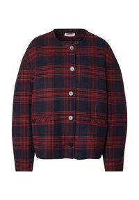 Tic-tac jasje met een marineblauwe basis en rode ruiten, met een ronde halslijn, vijf knopen en twee voorkruiszakken. Zachte stoftextuur.