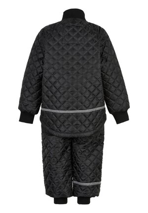 Combinaison de ski noire matelassée avec un motif en losanges, dotée d'un col et de poignets côtelés. Bande réfléchissante au niveau de la taille et des jambes.