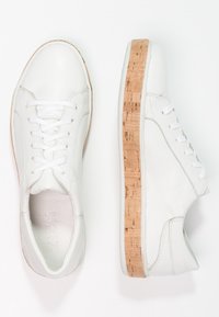 Vita lädersneakers med en strukturerad korkplattformssula, med rund tå, snörning fram och minimala sömnadsdetaljer.