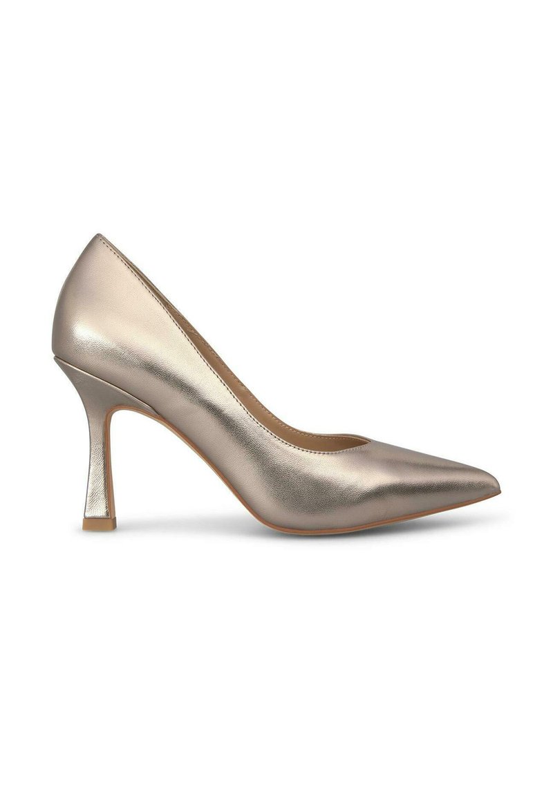 Chaussure à talon aiguille en or métallique avec un bout pointu, texture lisse et un design unique de talon bloc. Profil simple et épuré sans motifs.