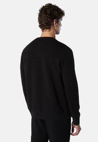 Felpa nera realizzata in tessuto misto cotone, con scollo rotondo, dettaglio logo discreto e vestibilità comoda con maniche lunghe.