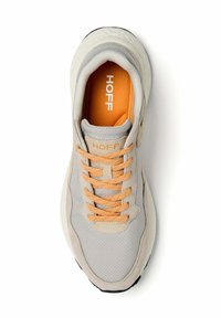 Sneaker grigio chiaro con accenti arancioni, materiali in mesh testurizzato e suede, punta rotonda, linguetta imbottita e logo sulla soletta.