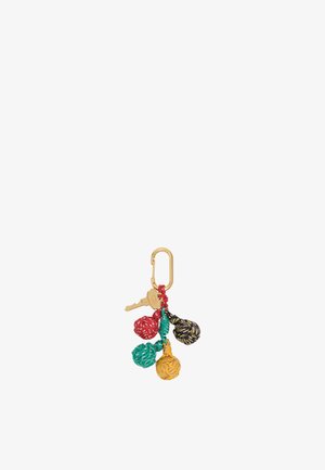 Llavero con cierre metálico dorado, una llave dorada y cuatro bolas de tela anudadas en colores rojo, verde, amarillo y negro-amarillo.