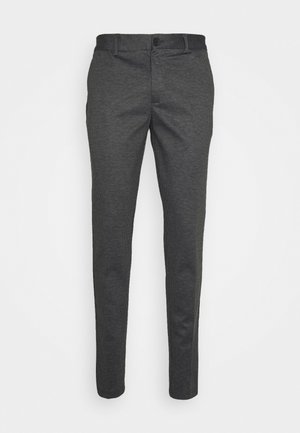 Dunkelgraue Slim-Fit-Anzughose mit dezentem Karomuster, Frontknopf und Reißverschluss sowie Gürtelschlaufen, vor weißem Hintergrund präsentiert.