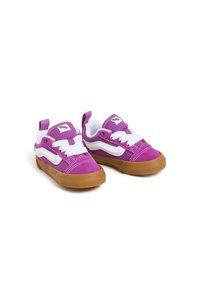Baskets en suède violet avec des accents et des lacets blancs, dotées d'une semelle en caoutchouc gomme et d'un col rembourré. Conçues pour un usage décontracté.
