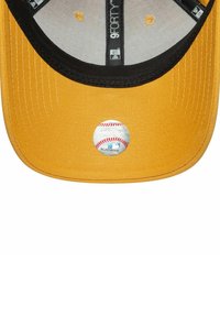 Gelbe Baseballkappe mit einem schwarzen Schirm, die auf der Vorderseite ein kreisförmiges MLB-Logo mit einem Baseballdesign zeigt. Strukturierter Stoff.