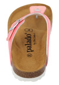 Roze faux suede sandaal met een kurken voetbed, witte rubberen zool en een metallic gespsierraad op de band. Maat 38 gemarkeerd aan de binnenkant.