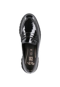 Černá lakovaná kožená mokasína s kulatou špičkou, s embosovanými detaily na nártu a polstrovanou stélkou pro pohodlí.