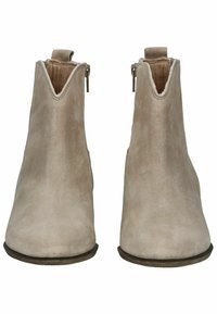 Botas de tobillo de ante beige con textura suave, punta afilada y cremalleras laterales; presentan un diseño minimalista y sutiles acentos de costura.