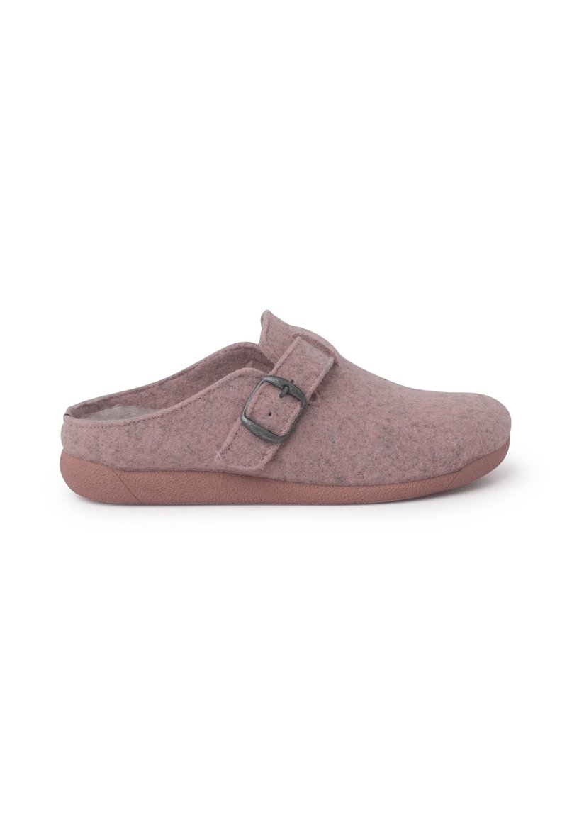 Zoccoli in feltro di un rosa chiaro. Caratterizzati da una punta arrotondata e una fascia laterale con fibbia. Suola in gomma per trazione e comfort. Texture liscia.