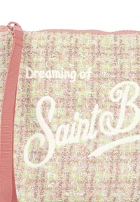Pochette tessile intrecciata rosa e verde con testo ricamato bianco "Sognando Saint B" e chiusura a zip con tracolla rosa.