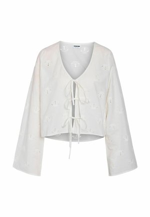 Hvid langærmet cropped bluse med V-udskæring, tre bindelukninger foran og perforerede blomsterprint over hele stoffet.