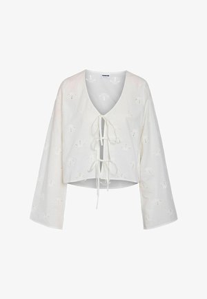 Biała, długorękawowa, krótka bluzka z dekoltem w serek, trzema wiązaniami z przodu oraz ażurowym, kwiatowym wzorem na całej tkaninie.