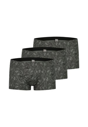 Tre par sorte og grå paisley-mønstrede herreboxershorts arrangeret side om side med synlige mærkater ved taljen.