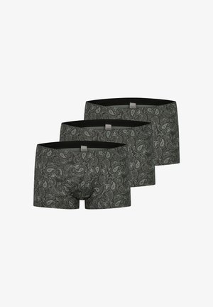 Tre par sorte og grå paisley-mønstrede herreboxershorts arrangeret side om side med synlige mærkater ved taljen.