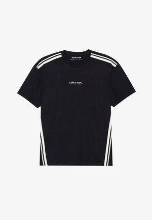 Fekete, rövid ujjú pamut póló, fehér oldalcsíkkal és elöl logó részlettel. Kerek nyakkivágás; laza szabás.