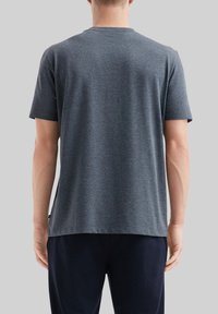 T-shirt pour homme à manches courtes en tissu gris foncé, avec un col rond, une coupe décontractée et une texture lisse. Pas de motifs ni de accessoires visibles.