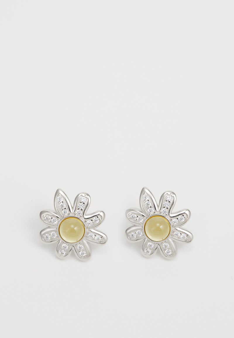 Boucles d'oreilles en argent en forme de fleur avec des pierres centrales jaunes entourées d'accents étincelants, dotées de cinq extensions en forme de pétales de chaque côté.