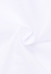 Weißer Stoff mit einer glatten, leicht glänzenden Textur, die in Form einer Spirale angeordnet ist und das weiche, leichte Material zur Schau stellt.