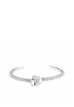 Bracciale rigido in argento con design a nodo, impreziosito da piccoli cristalli trasparenti lungo la fascia e il dettaglio del nodo.