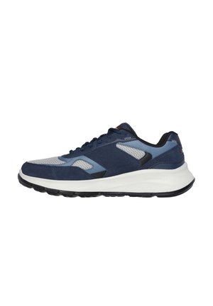 Zapatilla deportiva en azul marino y azul claro, con materiales de malla y gamuza, puntera redonda, entresuela blanca y suela negra. Diseño ajustable con cordones.