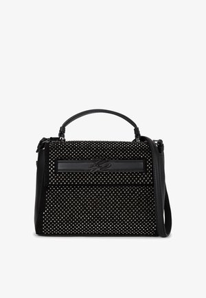 Borsa a tracolla nera con una superficie texture, decorata con borchie argentate, manico superiore arrotondato e tracolla rimovibile.