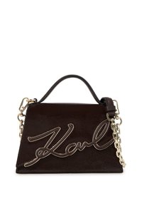 Braune strukturierte Handtasche mit glänzender Oberfläche, Kettenriemen und prominentem silbernem Logo. Verfügt über einen oberen Griff und ein eckiges Design.