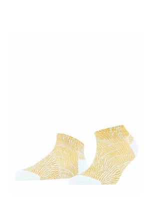 Paar gelbe und weiße niedrig geschnittene Socken mit einem strukturierten, wellenförmigen Streifenmuster und einfarbig weißen Zehen- und Fersenbereichen.