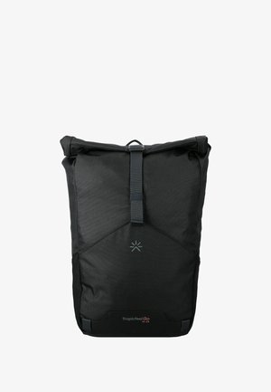 Mochila de tela negra y resistente con cierre enrollable, correa adjustable, acento de diseño triangular y detalle del logo cerca de la base.