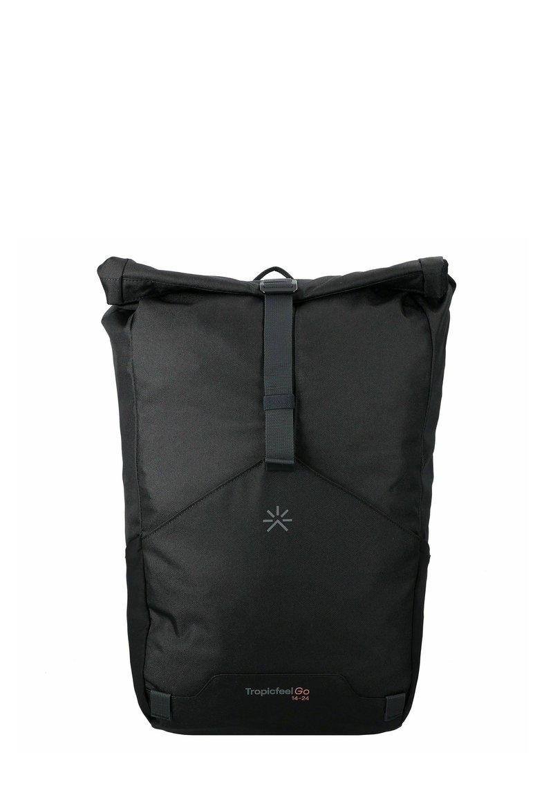 Zaino in tessuto nero e resistente con chiusura a rotolo, tracolla regolabile, dettaglio di design triangolare e logo vicino alla base.