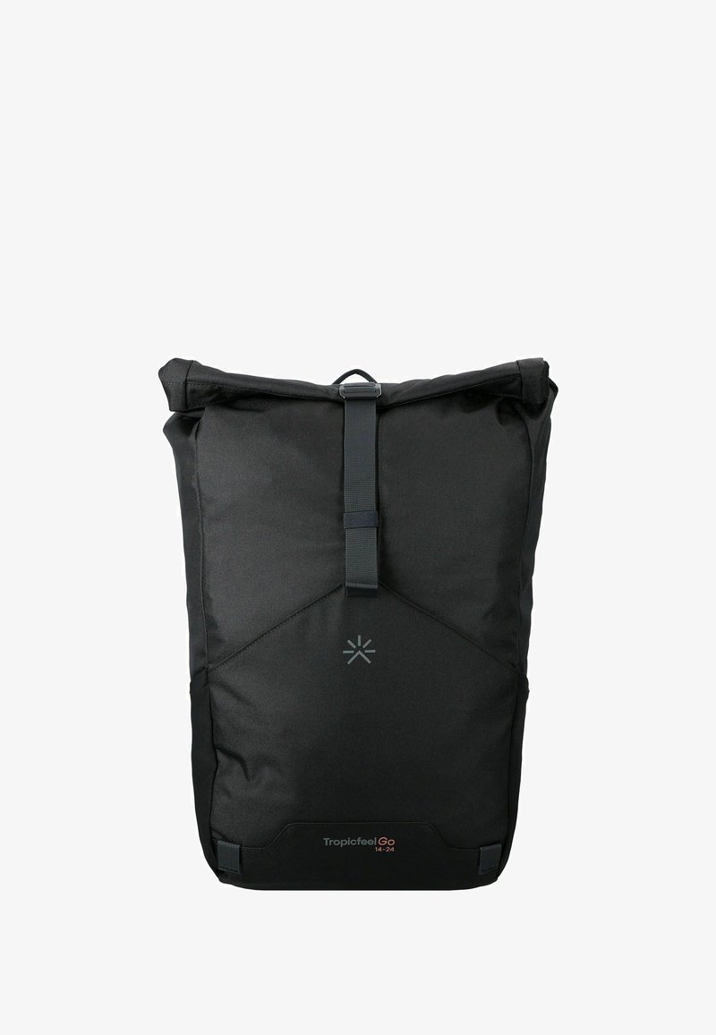 Mochila de tela negra y resistente con cierre enrollable, correa adjustable, acento de diseño triangular y detalle del logo cerca de la base.