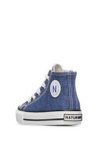 Modré denimové tenisky s vysokým střihem, bílými akcenty, šněrováním vpředu, kulatou nášivkou s logem a černobílou texturovanou podešví.