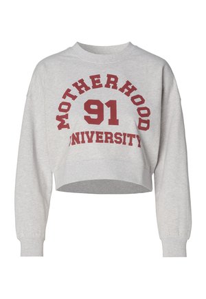 Szara krótka bluza z nadrukiem w kolorze burgundowym z napisem „MOTHERHOOD UNIVERSITY 91” w pogrubionej, uczelnianej czcionce. Długie rękawy z prążkowanymi mankietami.