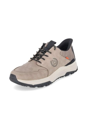 Beżowy sneaker z czarnymi sznurowadłami, wyściełanym kołnierzem wokół kostki, teksturowanym tylnym panelem, białą środkową podeszwą, czarną podeszwą zewnętrzną i logo po boku.