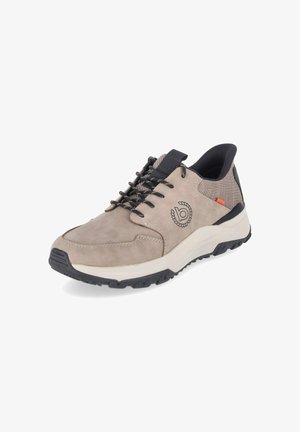 Beiger Sneaker mit schwarzen Schnürsenkeln, gepolstertem Knöchelkragen, strukturiertem hinterem Panel, weißer Mittelsohle, schwarzer Außensohle und Logo an der Seite.