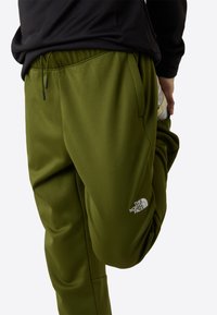 The North Face M REAXION FLEECE JOGGER - EU - Trainingsbroek - woodland green