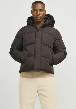 Sort, dunjakke med hætte, har en frontlynlås, elastiske manchetter og et boxy design. Letvægts, glat tekstur med synlige sømme.