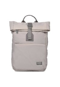 Mochila enrollable gris con un diseño cosido, correa ajustable y un logotipo sutil. Fabricada en un tejido suave, duradero y resistente al agua.